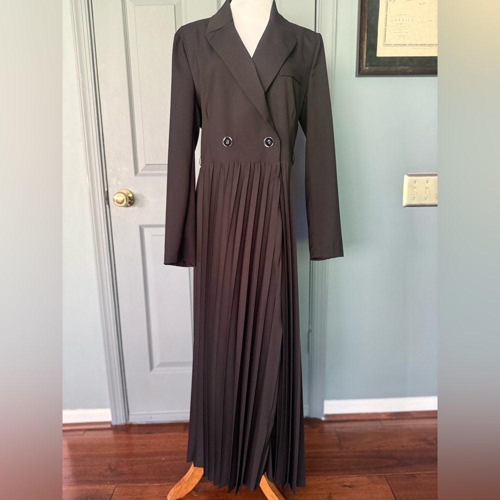 Dixie Veste Nero Black Long Sleeve Long Pleated Dress. 
Size Large.